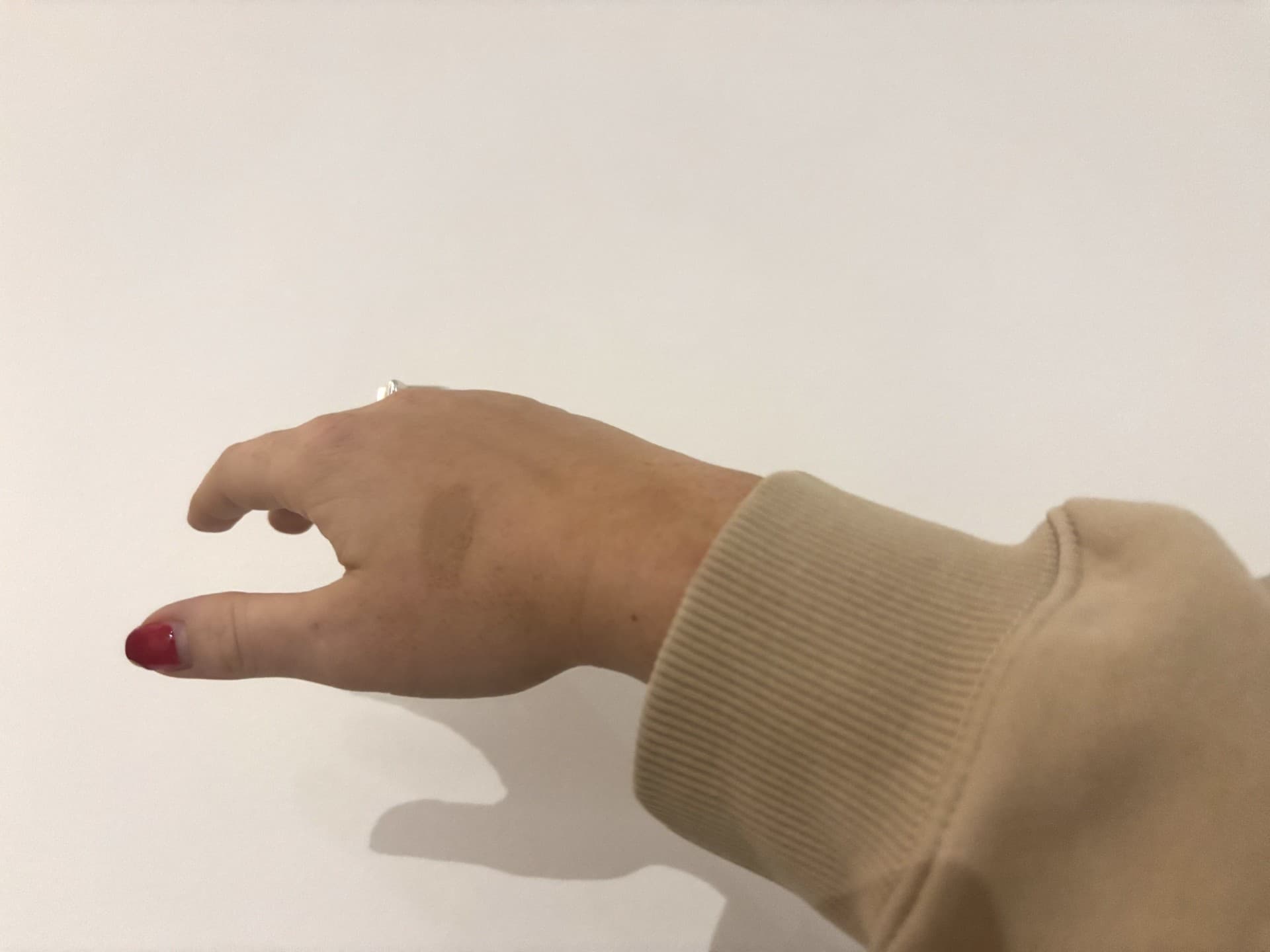 Swatch of Victoria Beckham Beauty The Concealer Pen in LM2